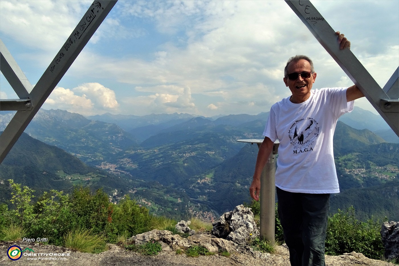 64 Panorama dal  Monte Zucco (1232 m) sulla Valle Brembana e i suoi monti.JPG -                                